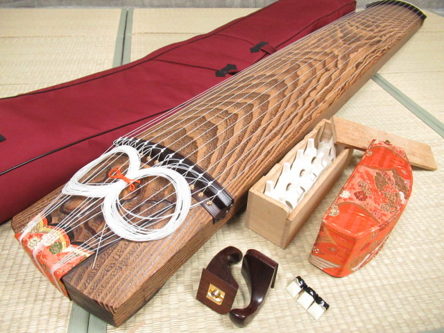 高級琴 13弦 綾杉彫り くり甲 高級玉緑包み柏葉 蒔絵 研水 猫足 琴柱を