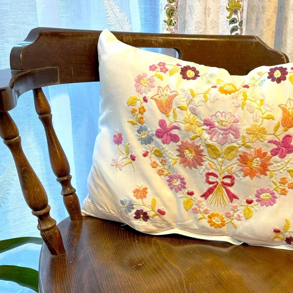 ハンガリー刺繍 花 ハート ブーケ クッションカバー | kolbenova