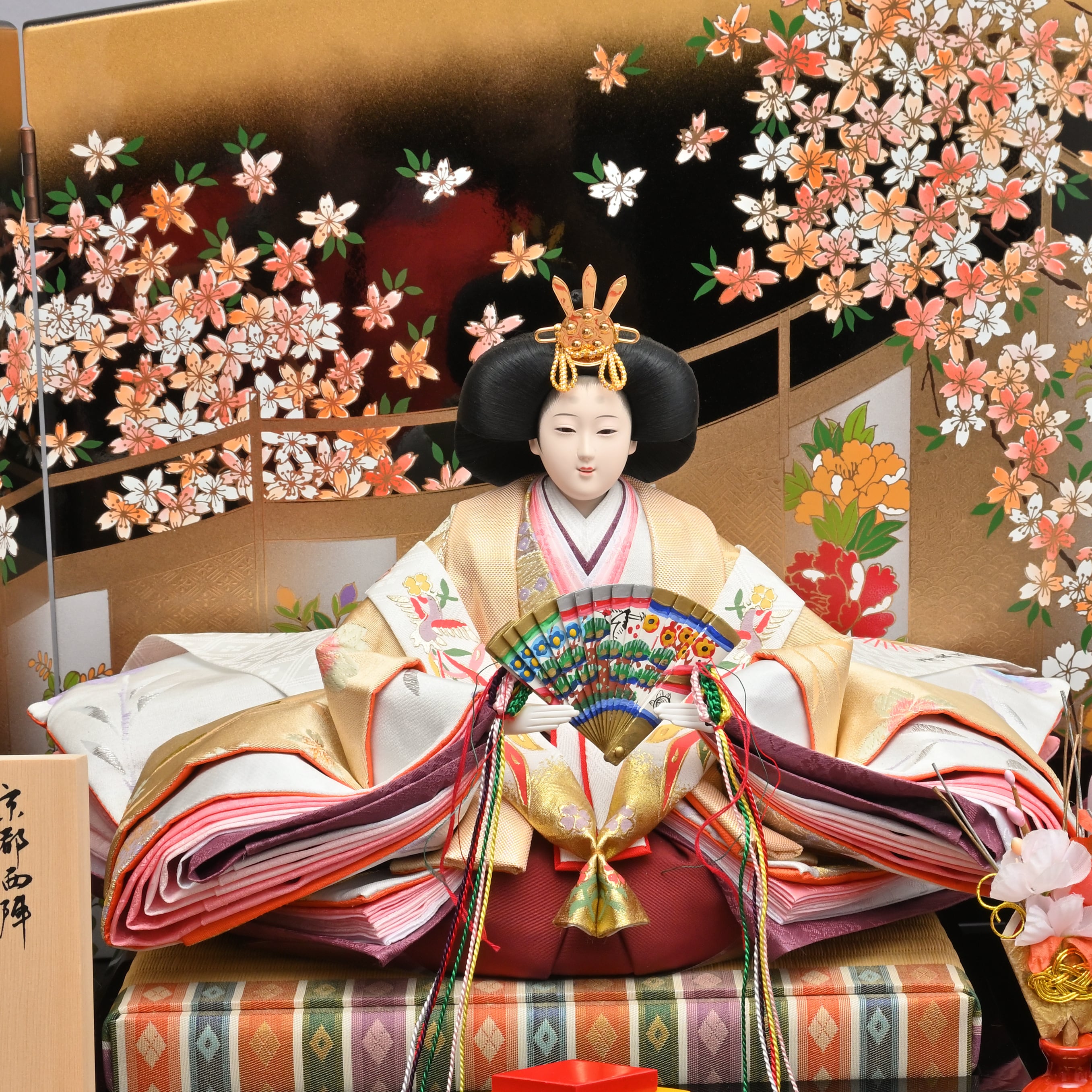 京都栄暁作】 雛人形 「黒塗G陣幕」 三段飾り 名前旗 プレゼント 23na