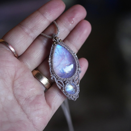 虹色天国☆透明ダブル☆レインボームーンストーン マクラメネックレス