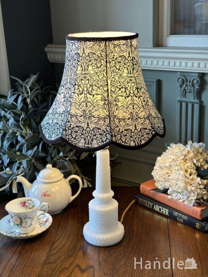 イギリスから届いたアンティークのテーブルランプ、ミルク色のガラスが