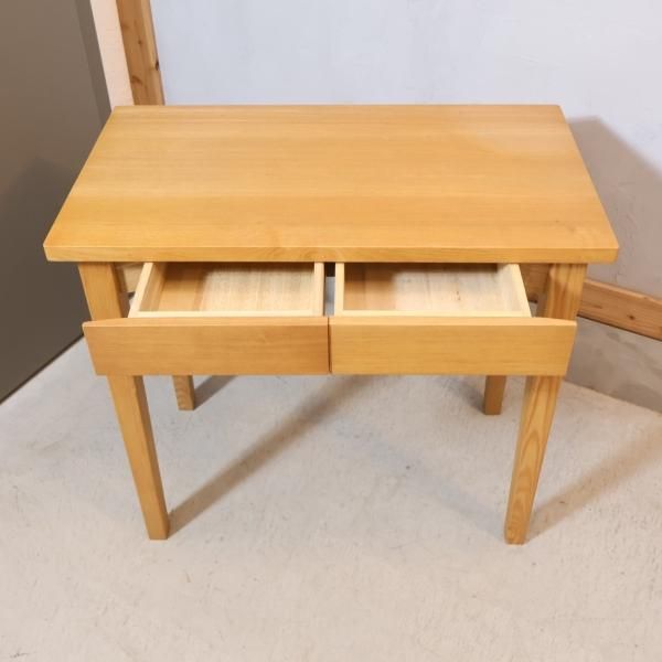 稀少なタモ材を使用した無印良品(MUJI)のパーソナルデスク。シンプルで