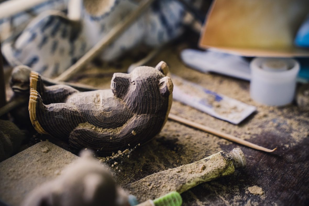 腹筋する木彫りの熊 好きで好きで彫り続けた伊藤さんの60年 - 上士幌