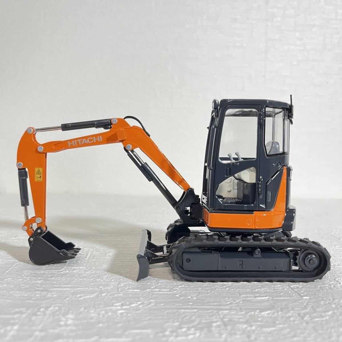 Amazon | 日立 ZAXIS35U 後方超小旋回型ミニショベル 1/30 ミニカー 1