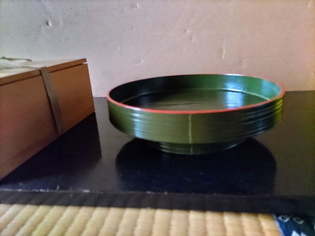 木箱付き漆器 菓子器緑色と黒色 輪島塗 菓子器 鉄鉢形 -藪柑子の高蒔絵仕上げ- [内外面とも黒色]｜輪島