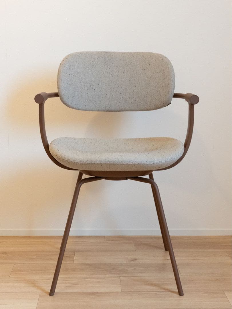 [GW特別価格] イトーキ バーテブラ03 4本脚 ブラウン イトーキ バーテブラ03チェア 4本回転脚 布張り CD張地 肘付 木タイプ