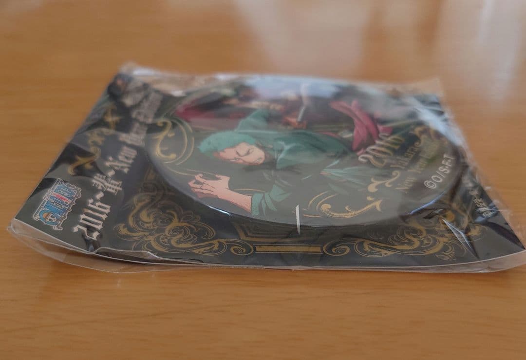 輩缶バッジ NEW YEAR EDITION 2016 ゾロ＆ミホーク - メルカリ