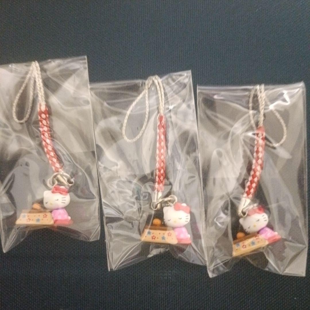 ハローキティ こたつ ストラップ 3個セット - メルカリ