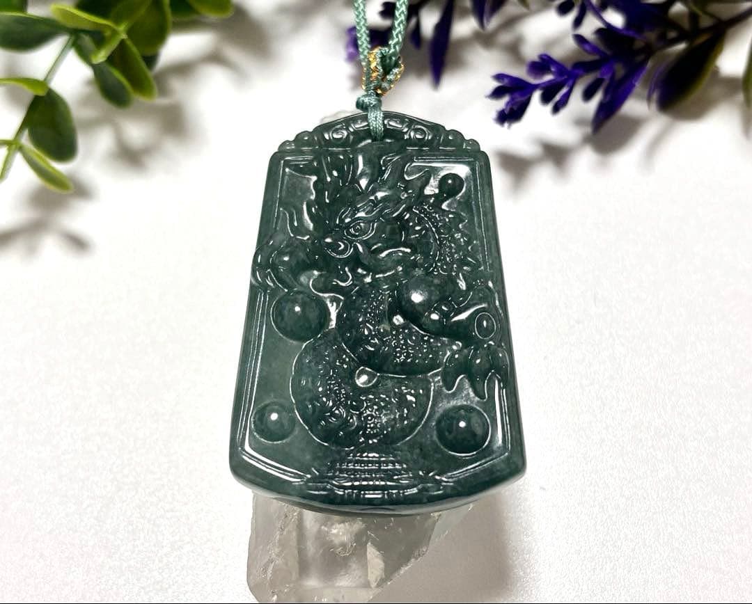 究極品質　太古から受け継がれし神の守護石　グアテマラブルー翡翠の龍神ペンダント 最高品質 濃厚グアテマラブルー 天然翡翠 ジェイド(硬玉) 立体龍神彫り