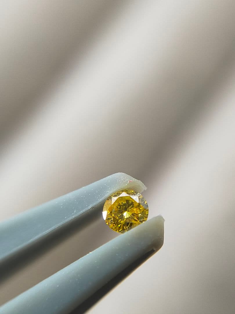 FANCY VIVID YELLOW 0.041ct 天然ダイヤモンド ルース