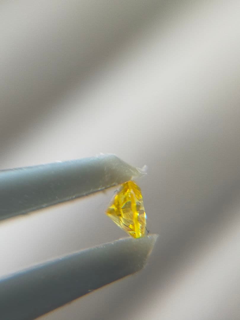 FANCY VIVID YELLOW 0.041ct 天然ダイヤモンド ルース